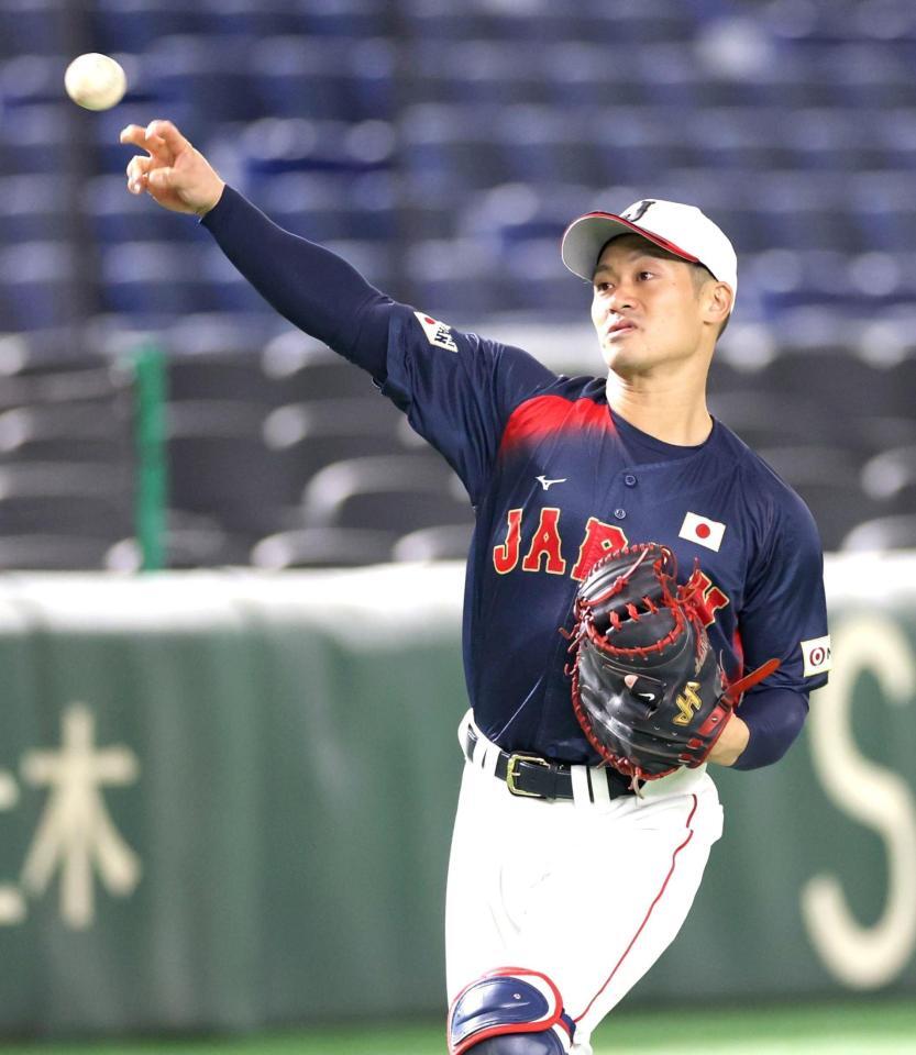 　キャッチボールする坂本（撮影・西岡正）