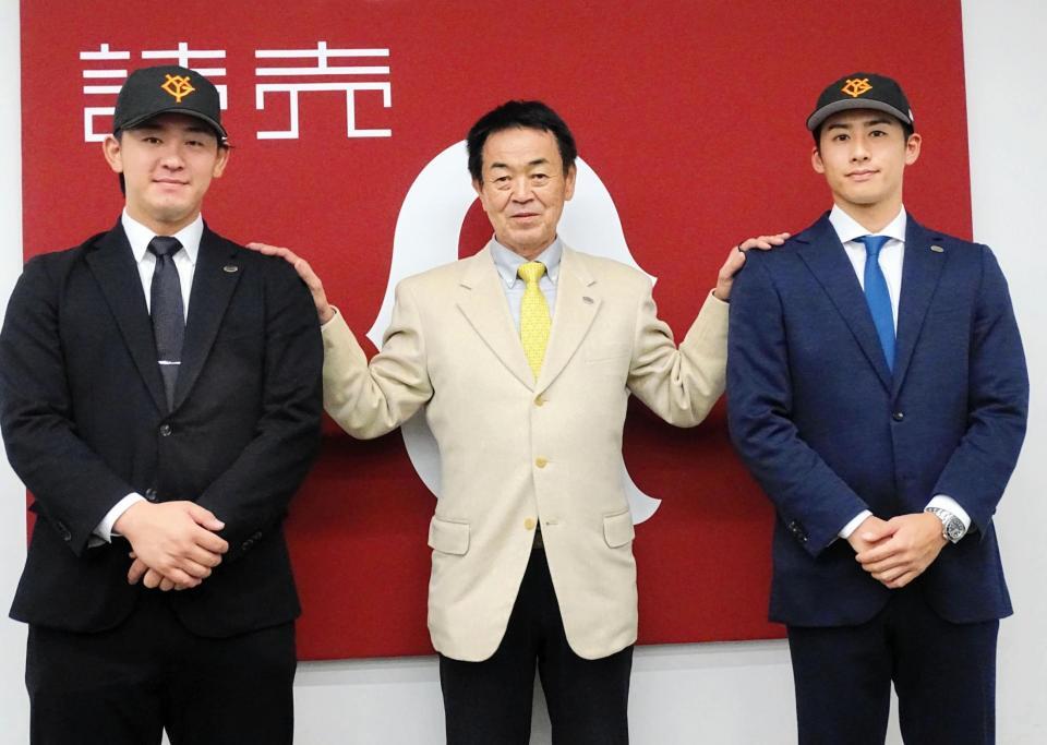 　巨人入りが決まり会見した（左から）北浦、水野編成本部長、板東