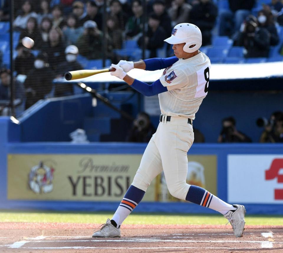 　１回、田中翔麻は右越えに先頭打者本塁打を放つ（撮影・佐藤厚）