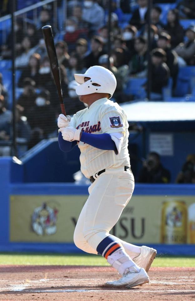 　２回、石原悠資郎は右中間に本塁打を放つ（撮影・佐藤厚）