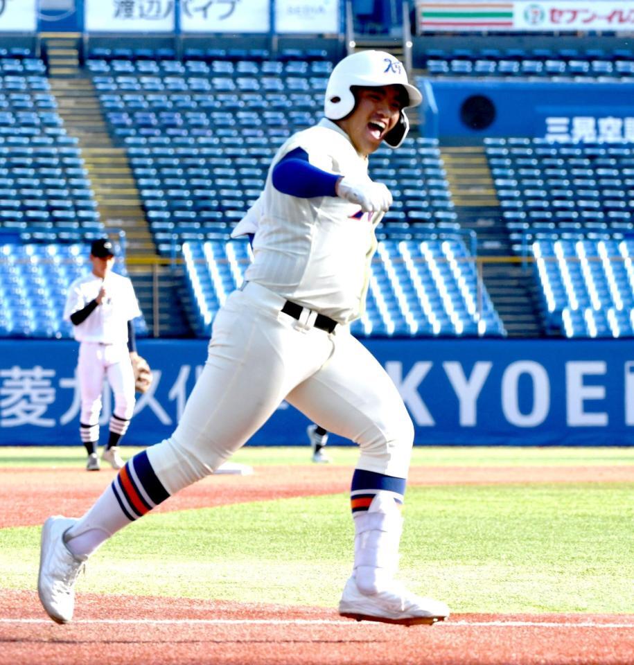 　２回、石原悠資郎は右中間に本塁打を放ち、笑顔を見せる（撮影・佐藤厚）