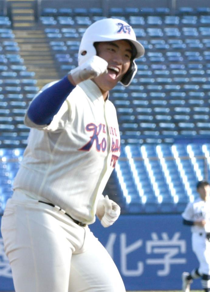 　２回、石原悠資郎は右中間に本塁打を放ち、笑顔を見せる（撮影・佐藤厚）