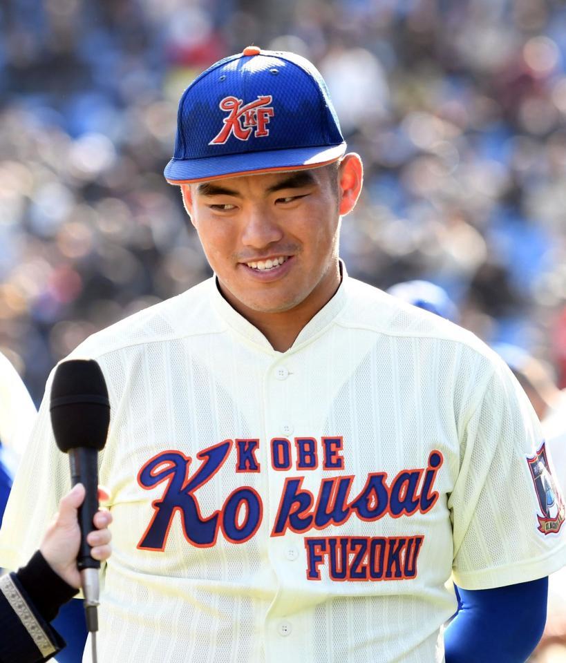 　ヒーローインタビューを受ける神戸国際大付・石原悠資郎（撮影・佐藤厚）