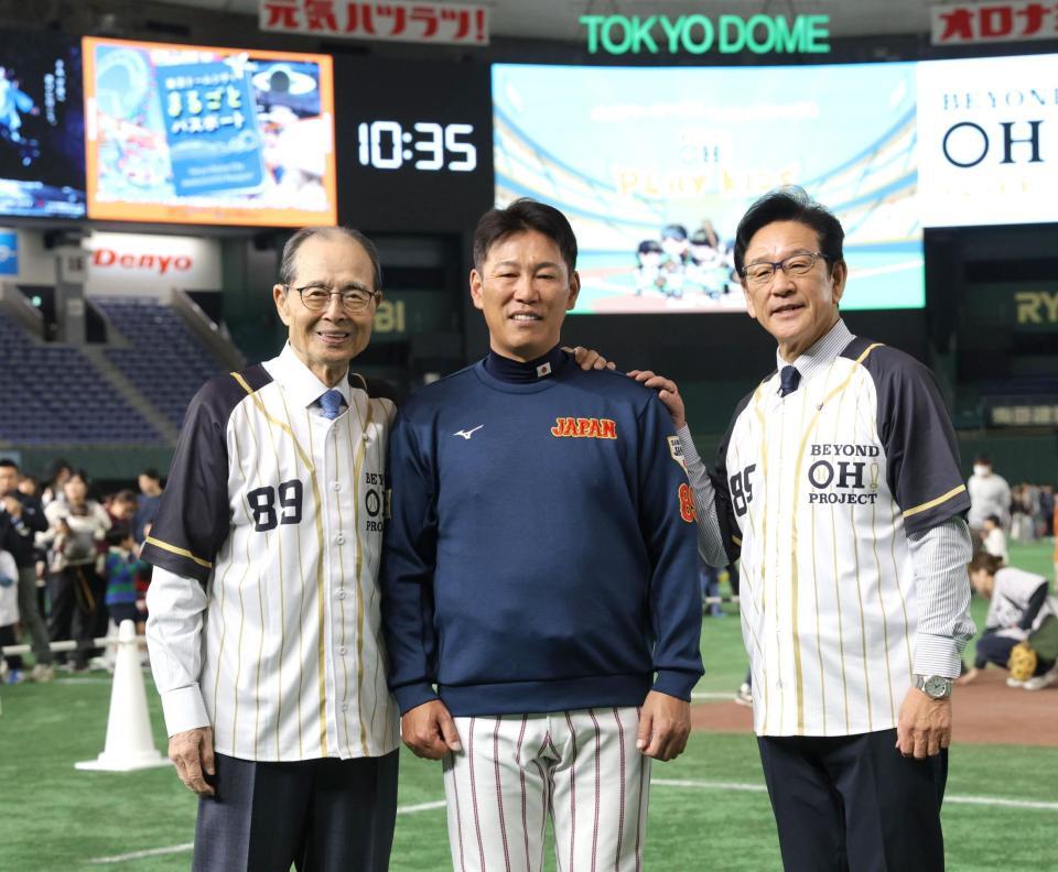 　王貞治氏（左）、栗山英樹氏（右）と並んで笑顔を見せる侍ジャパン・井端弘和監督（撮影・西岡正）