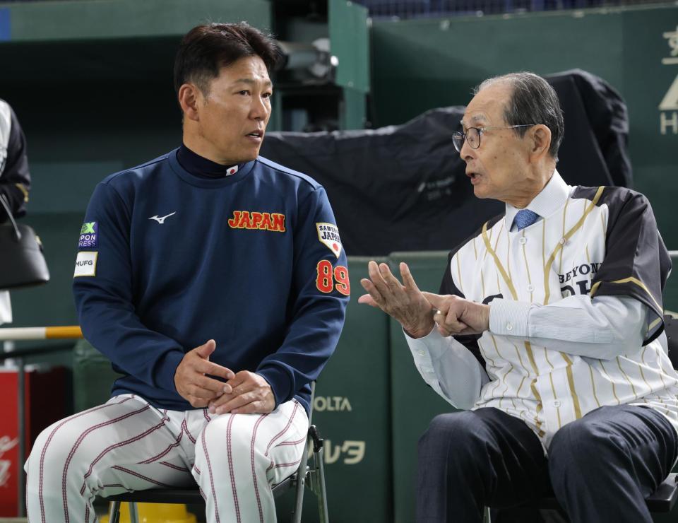 　球心会のイベントで王貞治氏（右）と話す侍ジャパン・井端弘和監督（撮影・西岡正）