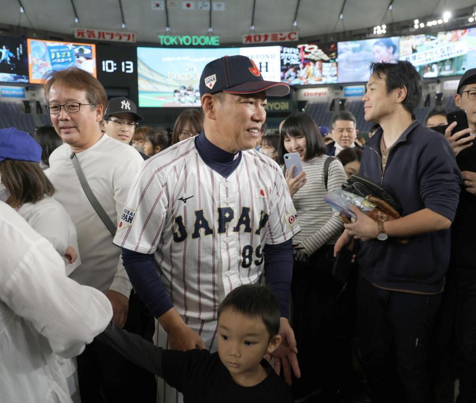 　球心会のイベントで子供らと触れ合う侍ジャパン・井端弘和監督（撮影・西岡正）