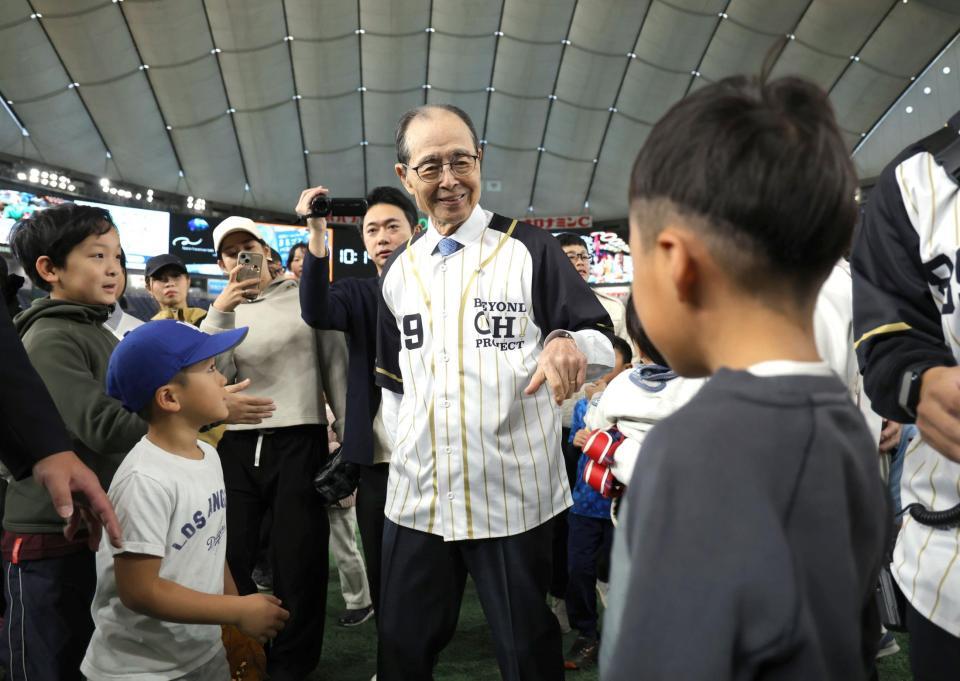 　球心会のイベントで子どもたちと触れ合う王貞治氏（撮影・西岡正）