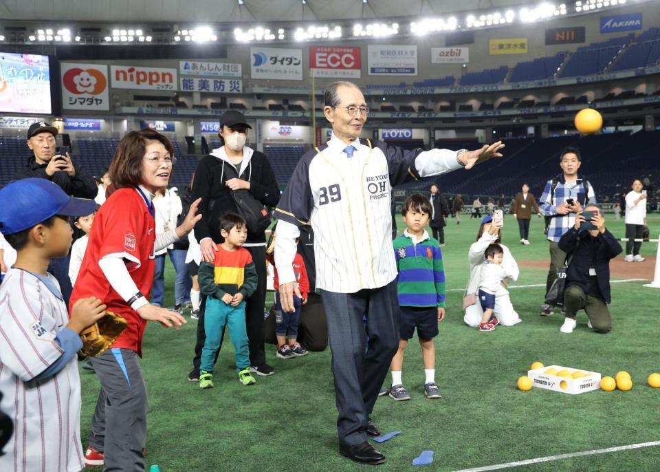 　子どもたちにお手本を見せる王貞治氏（中央）＝撮影・西岡正