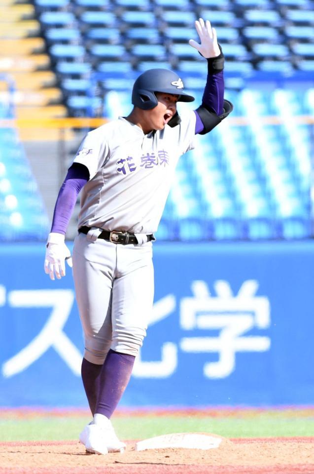 　４回、古城大翔は左翼へ二塁打を放つ（撮影・佐藤厚）