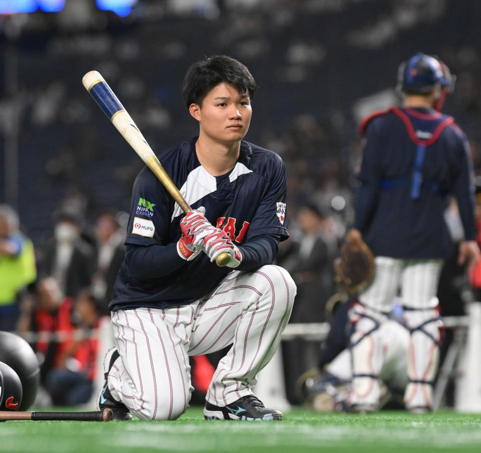 　打撃練習の順番を待つ森下（撮影・伊藤笙子）