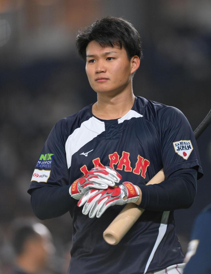 　真剣な表情で打撃練習に向かう森下（撮影・伊藤笙子）