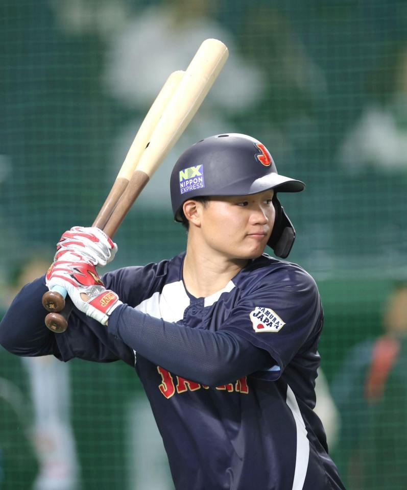 　バットを２本構え、打席を待つ森下（撮影・西岡正）