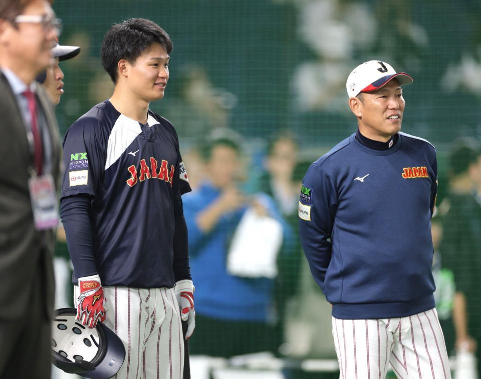 　打撃練習中、井端監督（右）と話す森下（撮影・西岡正）