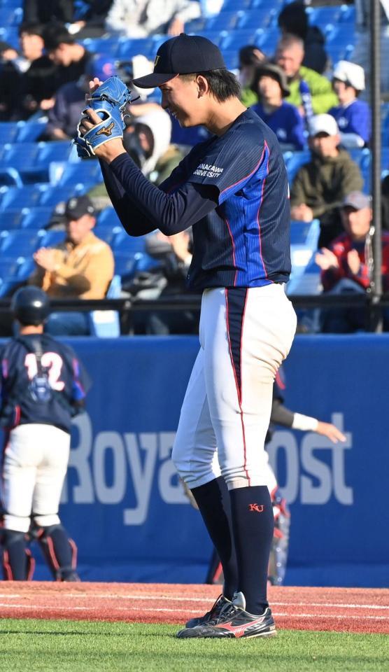 　４回、満塁のピンチを切り抜けナインを迎える神奈川大・松平快惺（撮影・持木克友）