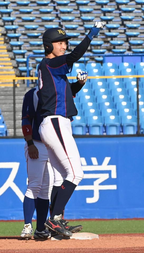 　４回、右越え適時打二塁打を放ち塁上でガッツポーズの神奈川大・松平快惺（撮影・持木克友）