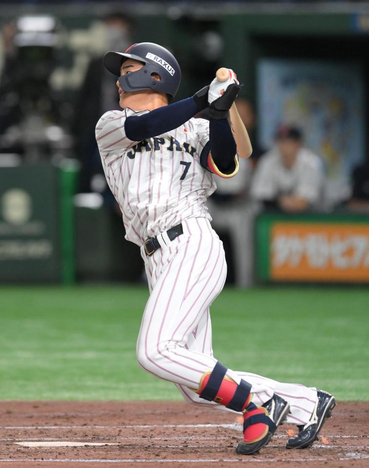 　３回、右前打を放つ西川（撮影・伊藤笙子）