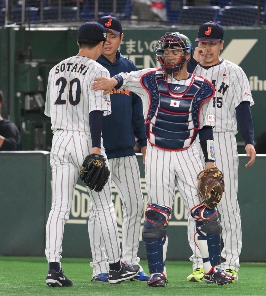 　２回、曽谷（左）を迎える坂本（撮影・伊藤笙子）