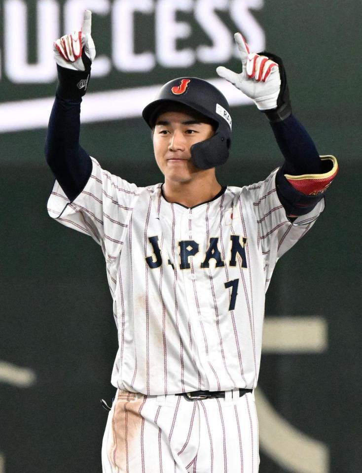 　４回、右翼線に同点適時二塁打を放ち、ポーズを決める西川