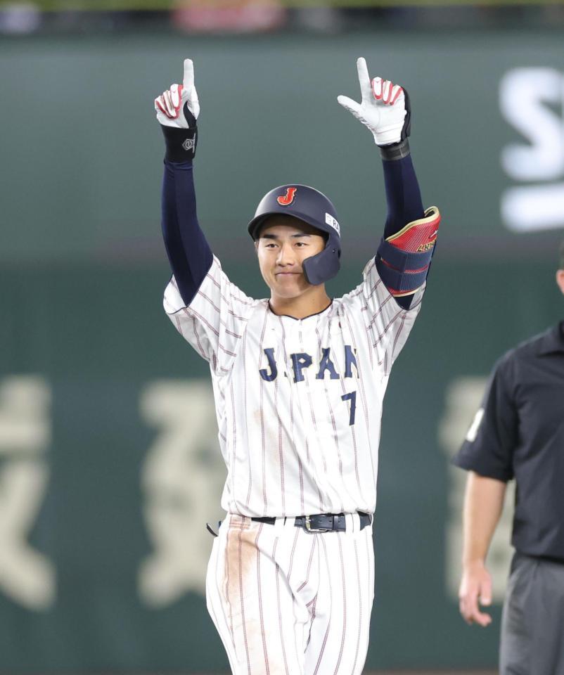 　４回、２点二塁打を放ち、ベンチへ向かって両手を上げる西川（撮影・西岡正）