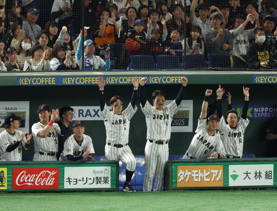 　４回、西川の同点２点二塁打で盛り上がる森下、小園ら（撮影・金田祐二）