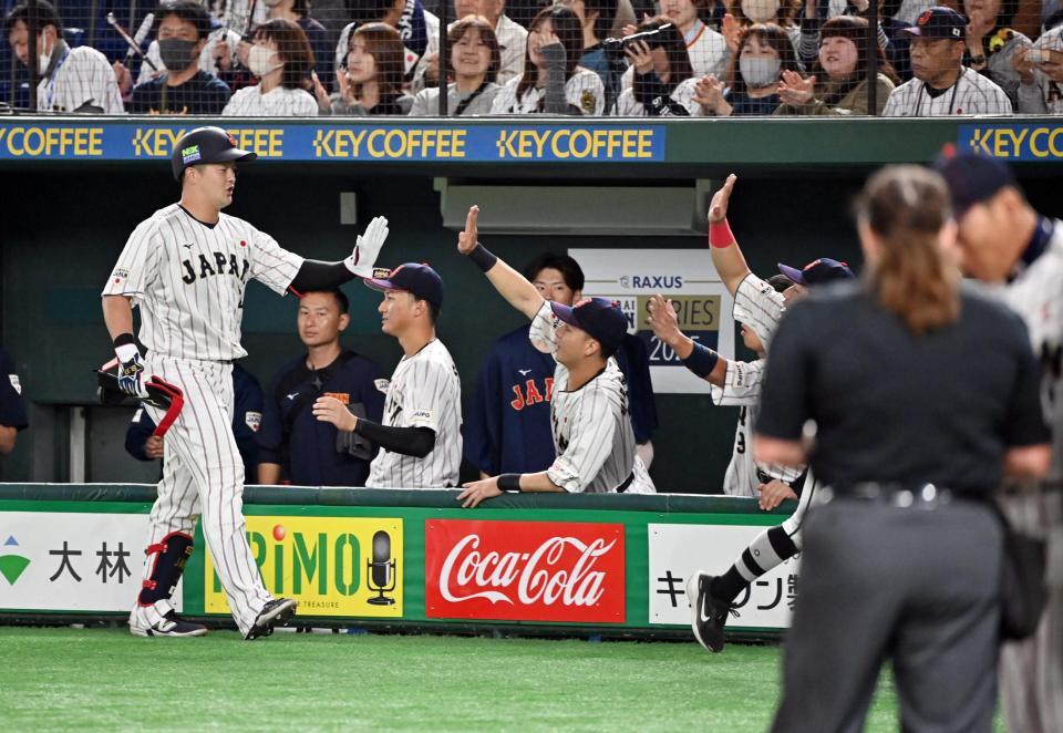 　４回裏、代走を告げられベンチに下がる牧（左）