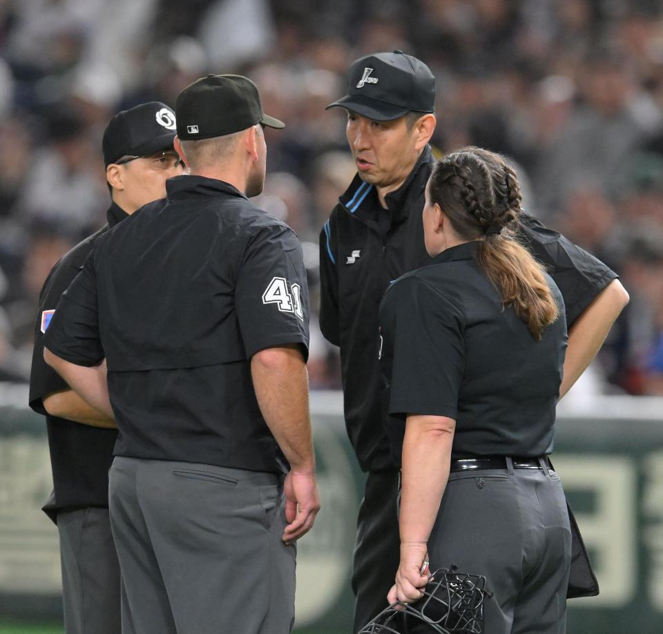 　５回、文賢彬の打球について協議する審判団（撮影・伊藤笙子）