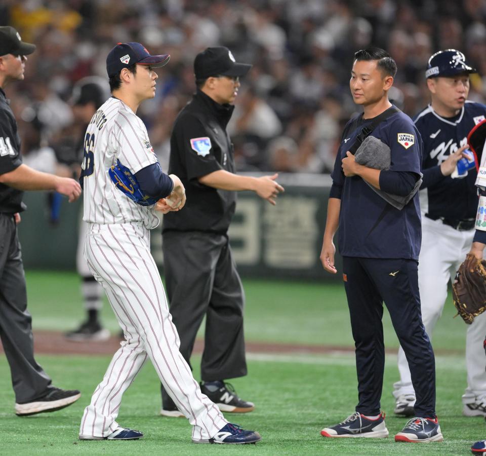 　５回、文賢彬の打球を受けたときの体勢を説明する松本（撮影・伊藤笙子）