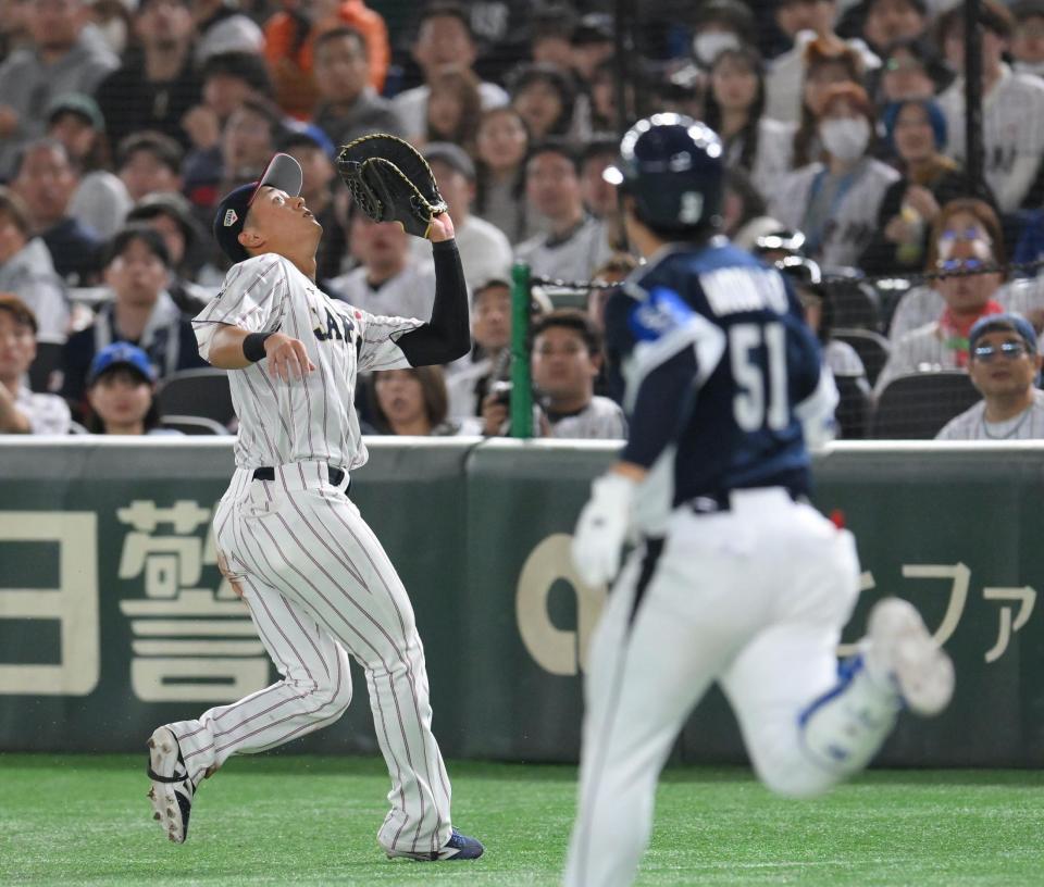 　５回、松本に直撃した文賢彬の打球を捕球する一塁手の佐々木（撮影・伊藤笙子）