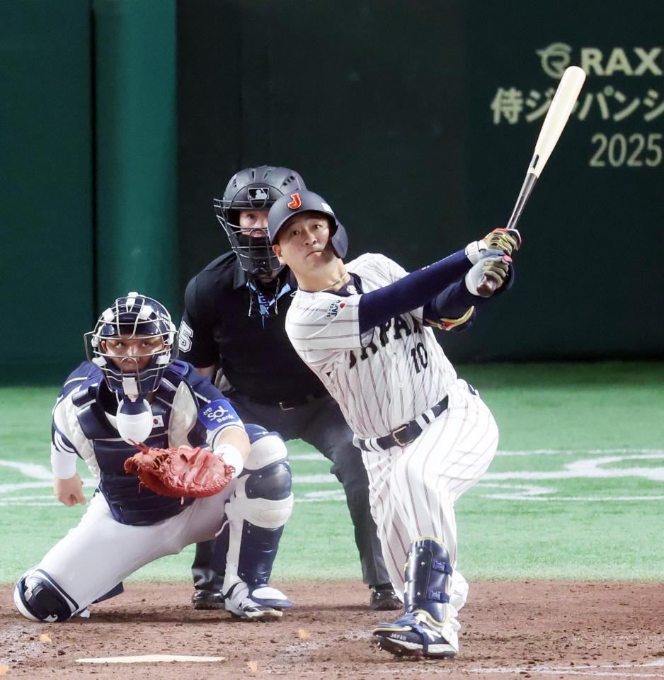 　５回、岸田が左中間に勝ち越し３ランを放つ