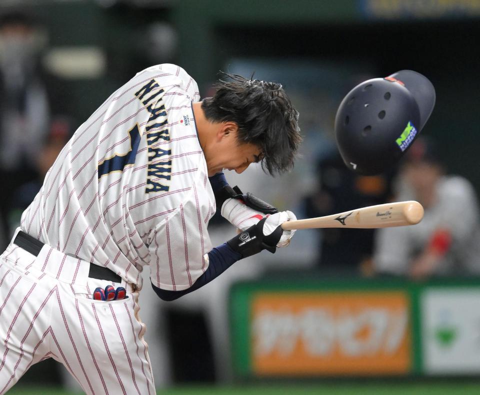 　５回、頭部死球を受ける西川（撮影・伊藤笙子）