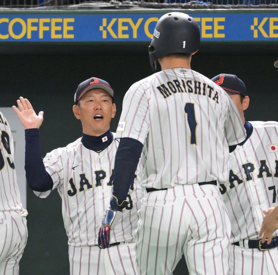 　５回、岸田の３ランで生還した森下（手前）を迎える井端監督（撮影・伊藤笙子）