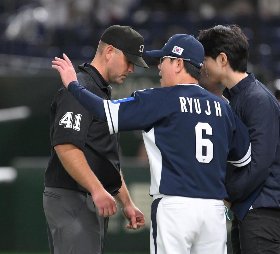 　５回、文賢彬の打球の判定を巡り、抗議する柳監督（撮影・伊藤笙子）