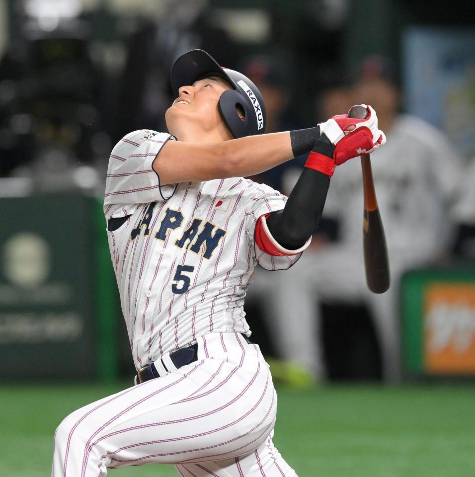 　３回、一飛を打ち上げる佐々木（撮影・伊藤笙子）