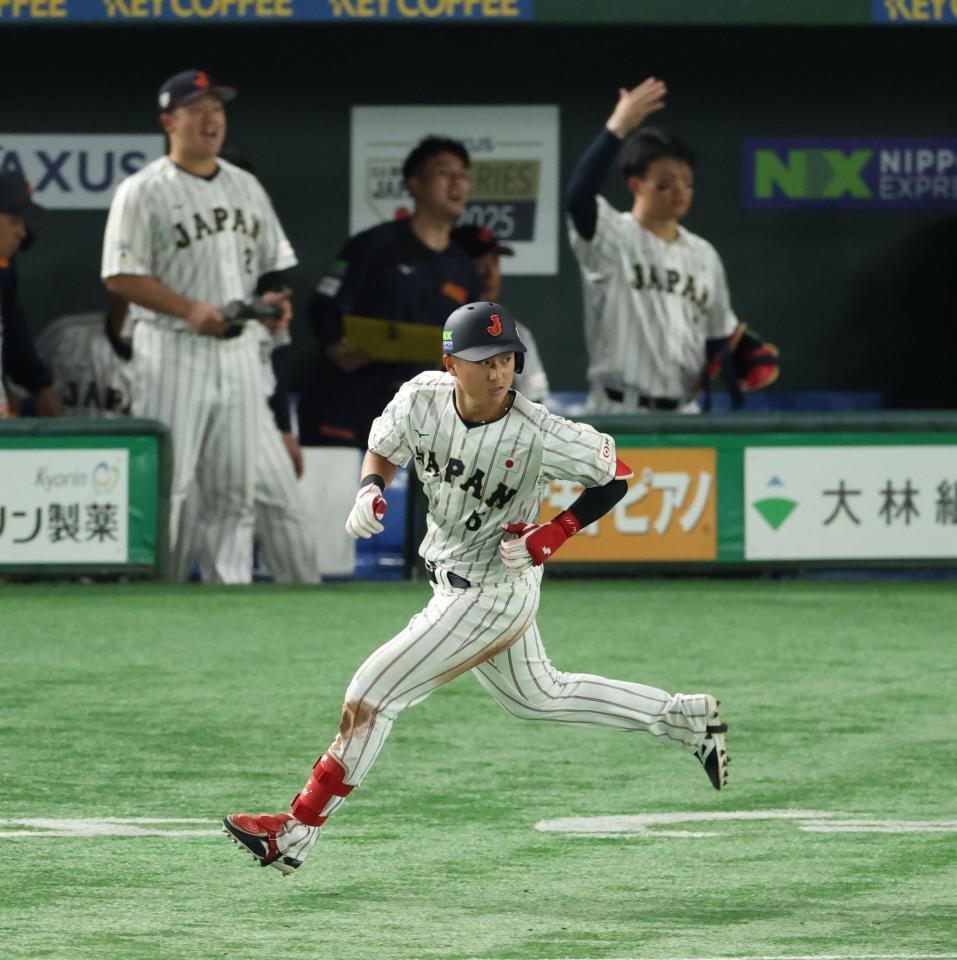 　５回、２点適時打を放つ佐々木（撮影・金田祐二）