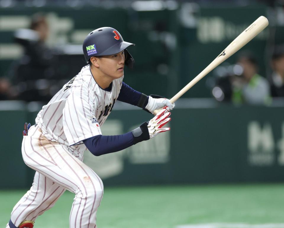 　４回、右翼線へ２点二塁打を放つ西川（撮影・西岡正）