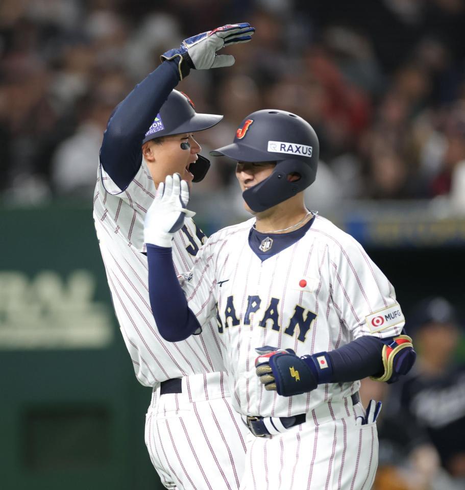 　５回、３ランを放ち、森下とタッチを交わす岸田（撮影・西岡正）