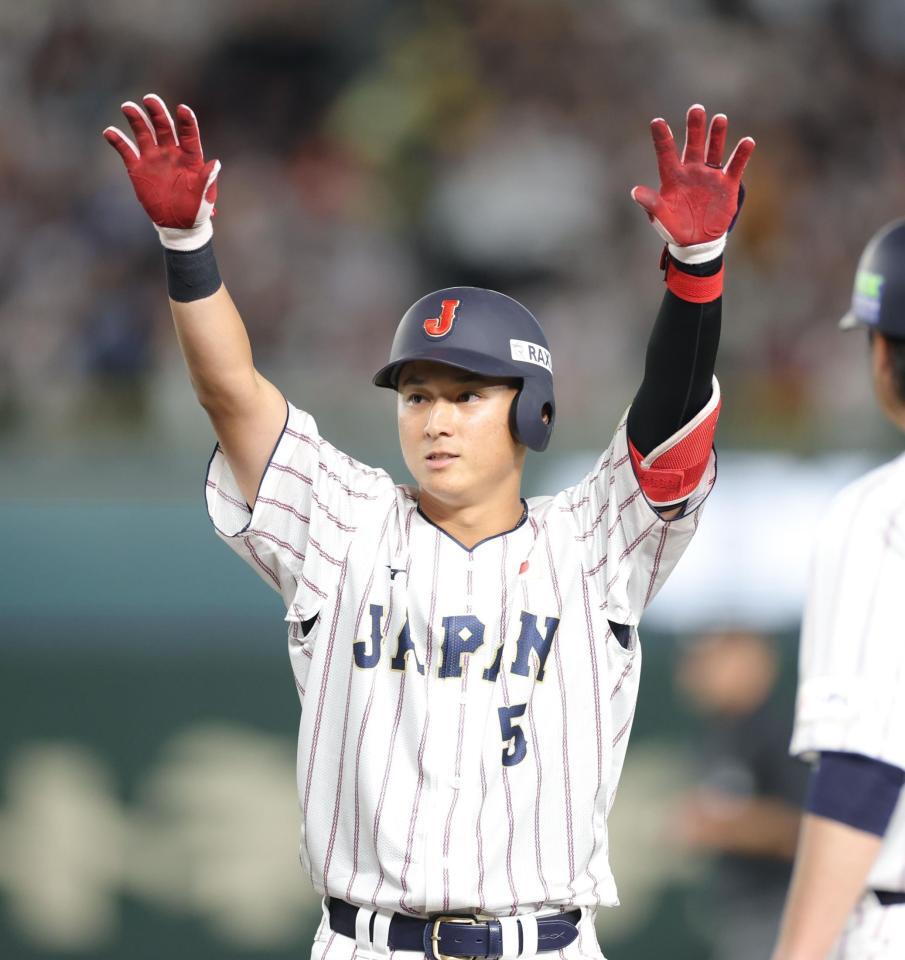 　５回、適時打を放ち、ベンチへ向かって両手を上げる佐々木（撮影・西岡正）