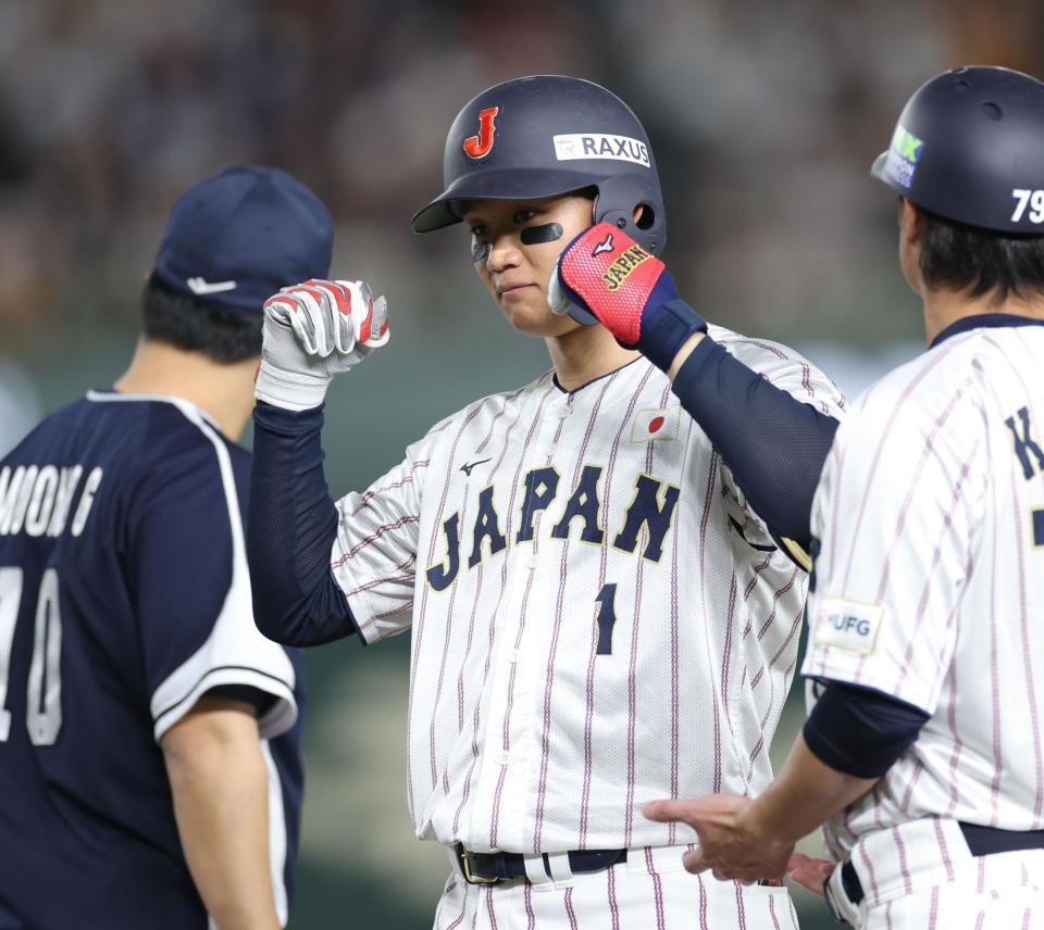 　５回、中前打を放ち、ポーズを決める森下（撮影・西岡正）