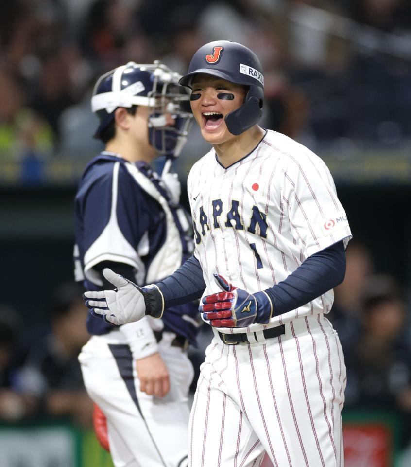 　５回、岸田の勝ち越し３ランで声をあげて生還する森下（撮影・西岡正）