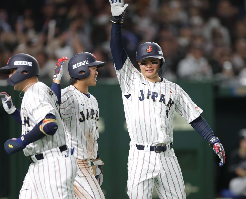 　５回、勝ち越し３ランを放った岸田（左）を祝福する森下（撮影・西岡正）