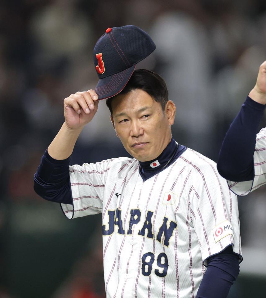 　韓国に勝利し、スタンドにあいさつする井端監督（撮影・西岡正）