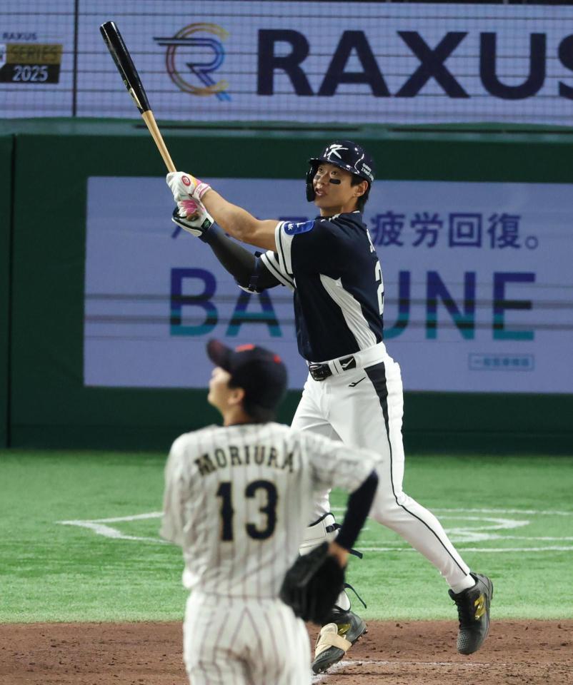 　４回、右越えソロを放つ宋成文（撮影・金田祐二）