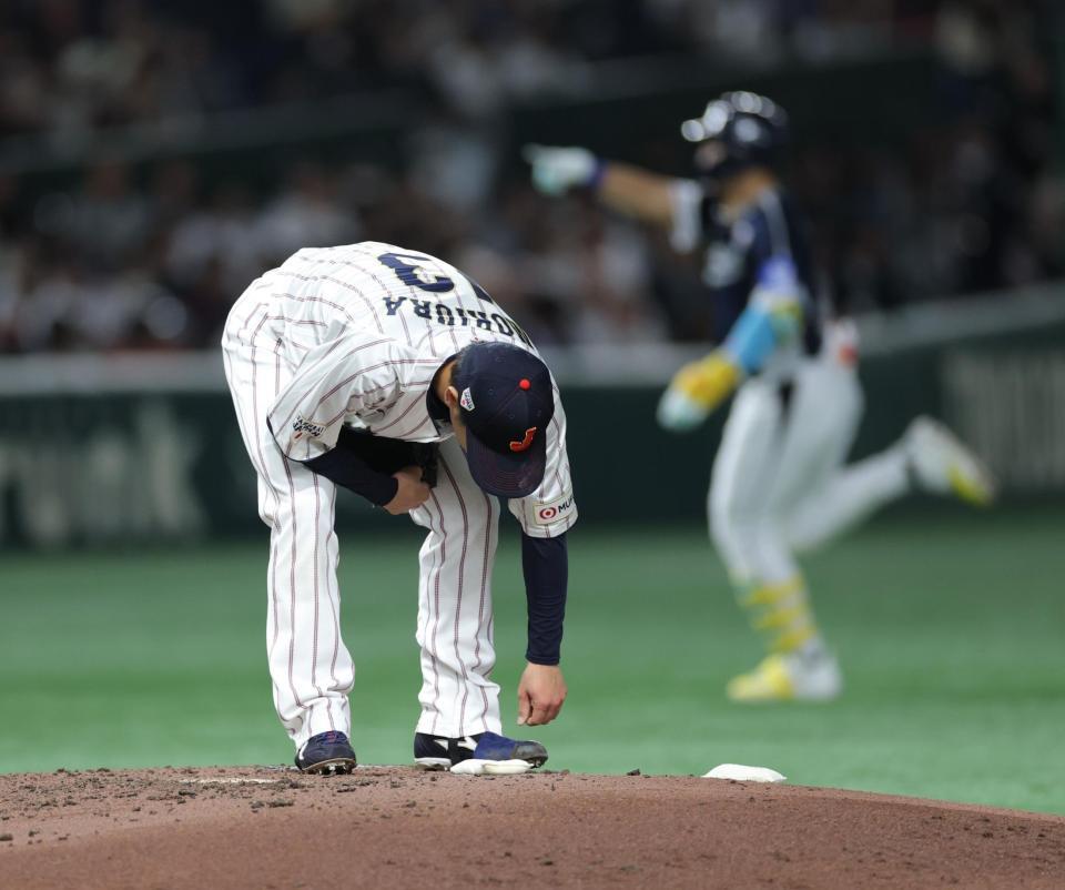 　４回、安賢民（右）に２ランを浴びた森浦（撮影・西岡正）