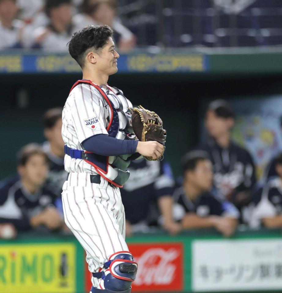 　２回、盧施煥の捕邪飛を捕球した後、笑顔を見せる坂本（撮影・西岡正）