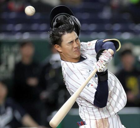 　５回、死球を受ける西川（撮影・西岡正）