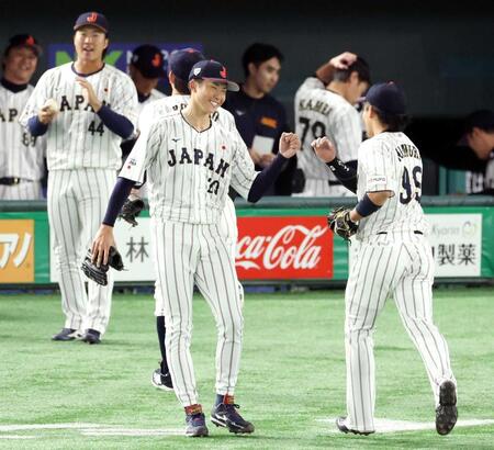 　２回、ナインを笑顔で迎える曽谷