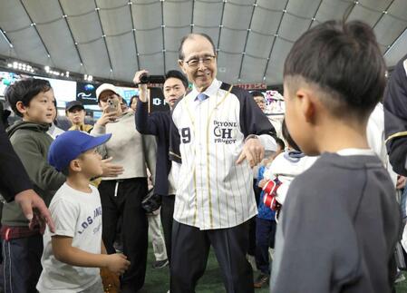 　球心会のイベントで子どもたちと触れ合う王貞治氏（中央）