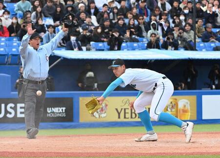 　９回、暴投でベースカバーに入る山梨学院・菰田陽生（撮影・持木克友）