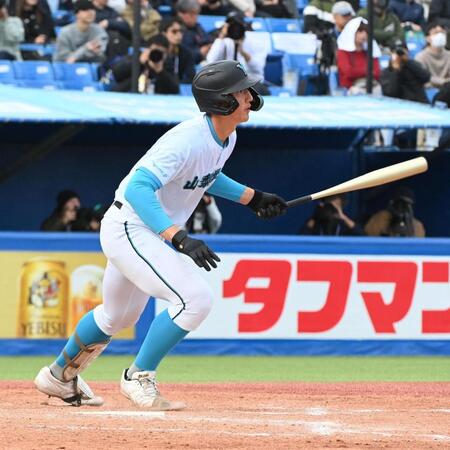 　３回、右前安打を放つ山梨学院・菰田陽生（撮影・持木克友）