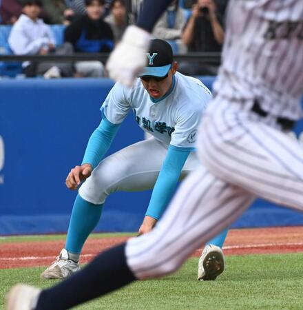 　３回、平間勇吏の三塁ゴロを処理する山梨学院・菰田陽生（撮影・持木克友）